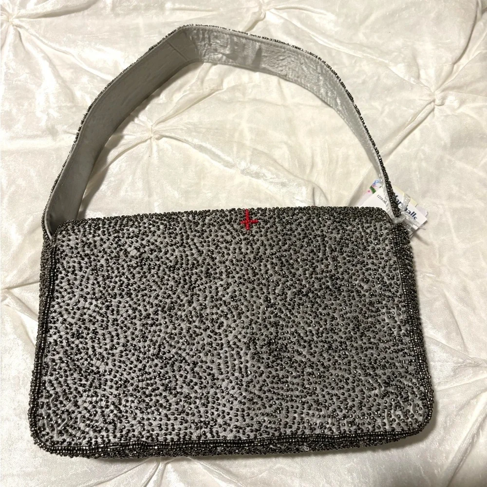 London-Inspired Beaded Handbag 🖤 - Picture 4 of 5